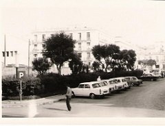 05 ORAN 1972 A GAUCHE MUR DU STADE DU CAID ET LE BATIMENT SUR LA RUE DE TRAKTIR